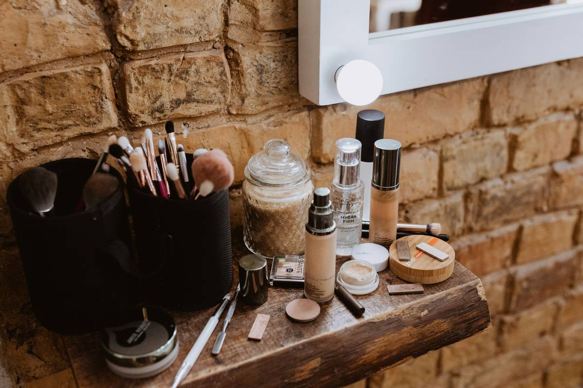 non toxic cosmetic brands in india lineup featuring foundation, lipstick, and mascara from verified clean beauty labels